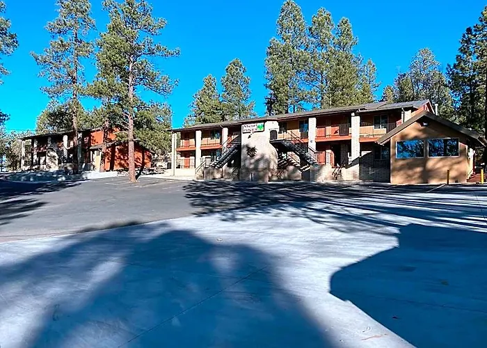 In The Pines Motel Munds Park